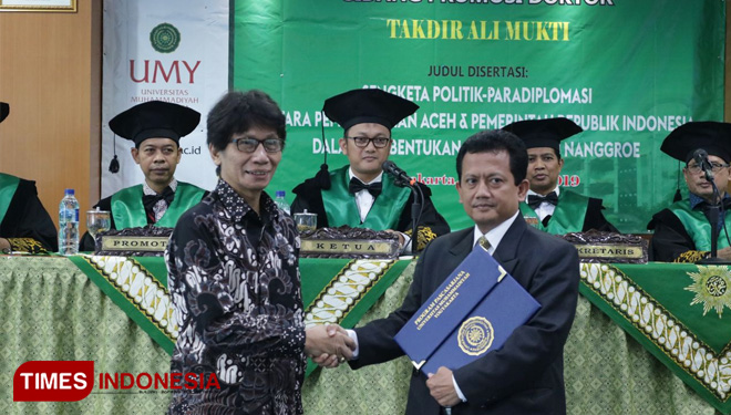 Dosen Ilmu Hubungan Internasional UMY, Takdir Ali Mukti (kanan) bersama Rektor UMY Dr Gunawan Budiyanto usai sidang terbuka promosi doktor. (FOTO: Humas UMT/TIMES Indonesia)