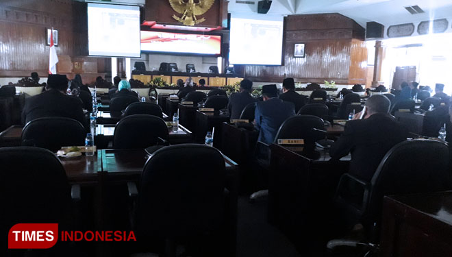 Kursi kosong tampak menghiasi ruang paripurna gedung DPRD Kabupaten Tuban, saat berlangsungnya pidato kenegaraan Presiden yang disaksikan di layar di ruang Paripurna DPRD Tuban, Jumat, (16/08/2019). (Foto: Achmad Choirudin/TIMES Indonesia)