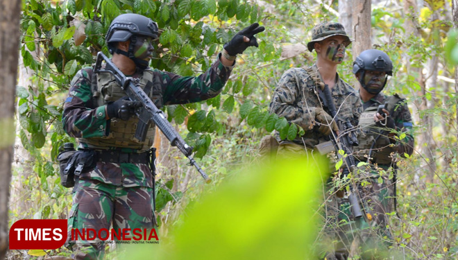 Prajurit Korps Marinir TNI AL saat berkoordinasi dengan Marinir Amerika Serikat di hutan Selogiri Kalipuro, Banyuwangi. (Foto: Dispen Kormar for TIMES Indonesia)