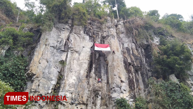 Bendera merah putih berkibar di lereng Gunung Argopuro tepatnya di tebing wisata air terjun Kalipedati, Krucil, Kabupaten Probolinggo. (FOTO: Dicko W/TIMES Indonesia)