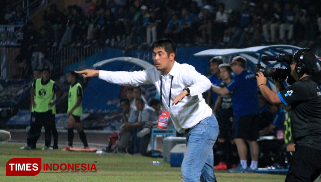 Pelatih Persela Lamongan, Nil Maizar memberikan arahan kepada pemainnya. (FOTO: MFA Rohmatillah/TIMES Indonesia)