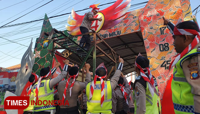 Polres Bangun Gapura dengan Hiasan Lukisan  Batik  Pamekasan 