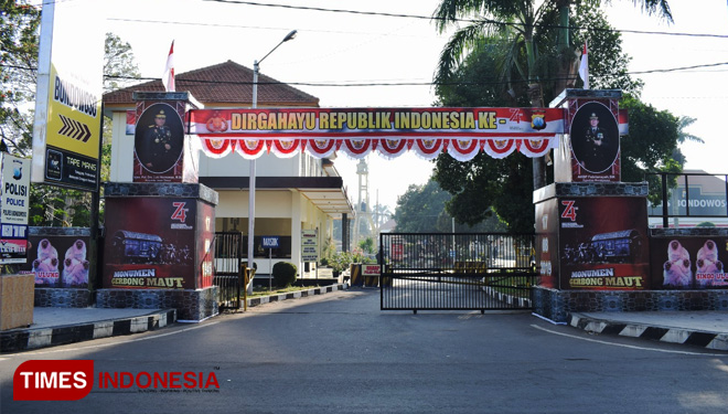 Sambut HUT ke-74 RI, Jajaran Polsek Polres Bondowoso Buat Gapura Menarik