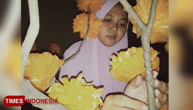 Warga saat membuat bunga buatan (FOTO: Akmal/TIMES Indonesia)