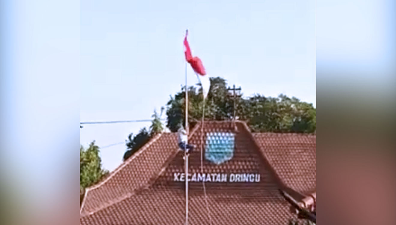 Heroik! Siswa Ini Panjat Tiang untuk Turunkan Bendera yang Nyangkut