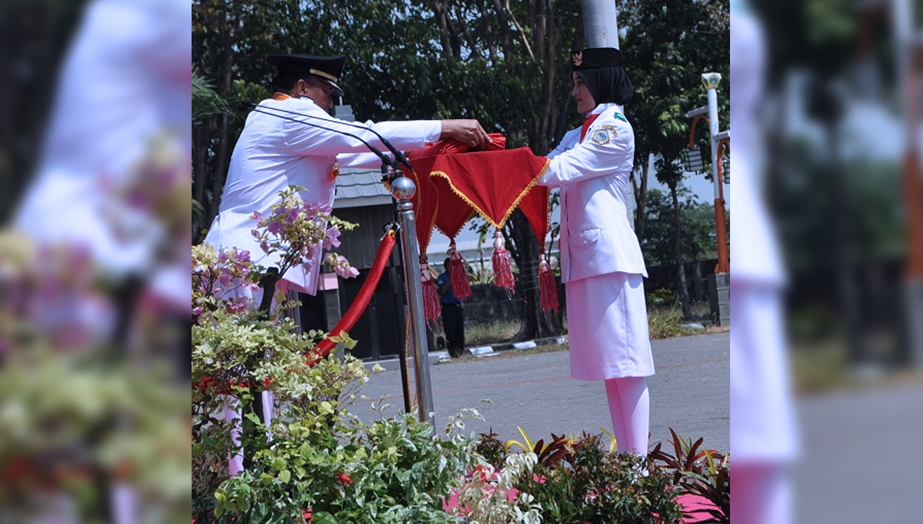 Bupati Gresik Sambari Halim Radianto saat menjadi inspektur upacara HUT ke-74 RI. (Foto: Humas Pemkab Gresik for TIMES Indonesia).