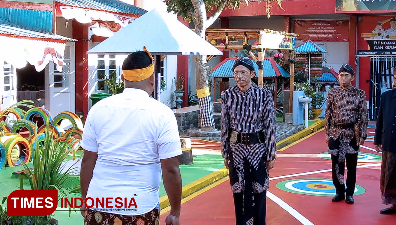 Bupati Magetan, Suprawoto (tengah) saat memimpin upacara HUT RI ke-74 di Rutan Magetan, Sabtu (17/8/2019). (Foto: Aditya Candra/TIMES Indonesia)