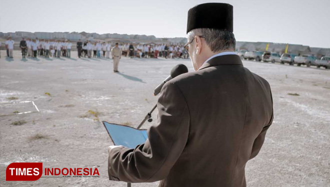 Sambutan Inspektur upacara dalam memperingati HUT Kemerdekaan RI KE-74 PT MSM di kawasan perkebunan tebu Wanga. (FOTO: Habibudin/TIMES Indonesia)