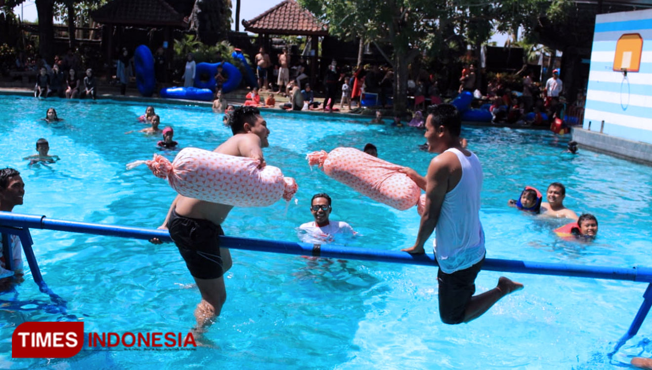 Pillow fight in the pool as one of the fun games held by Hawai Waterpark. (Picture by: Widodo Irianto/TIMES Indonesia)