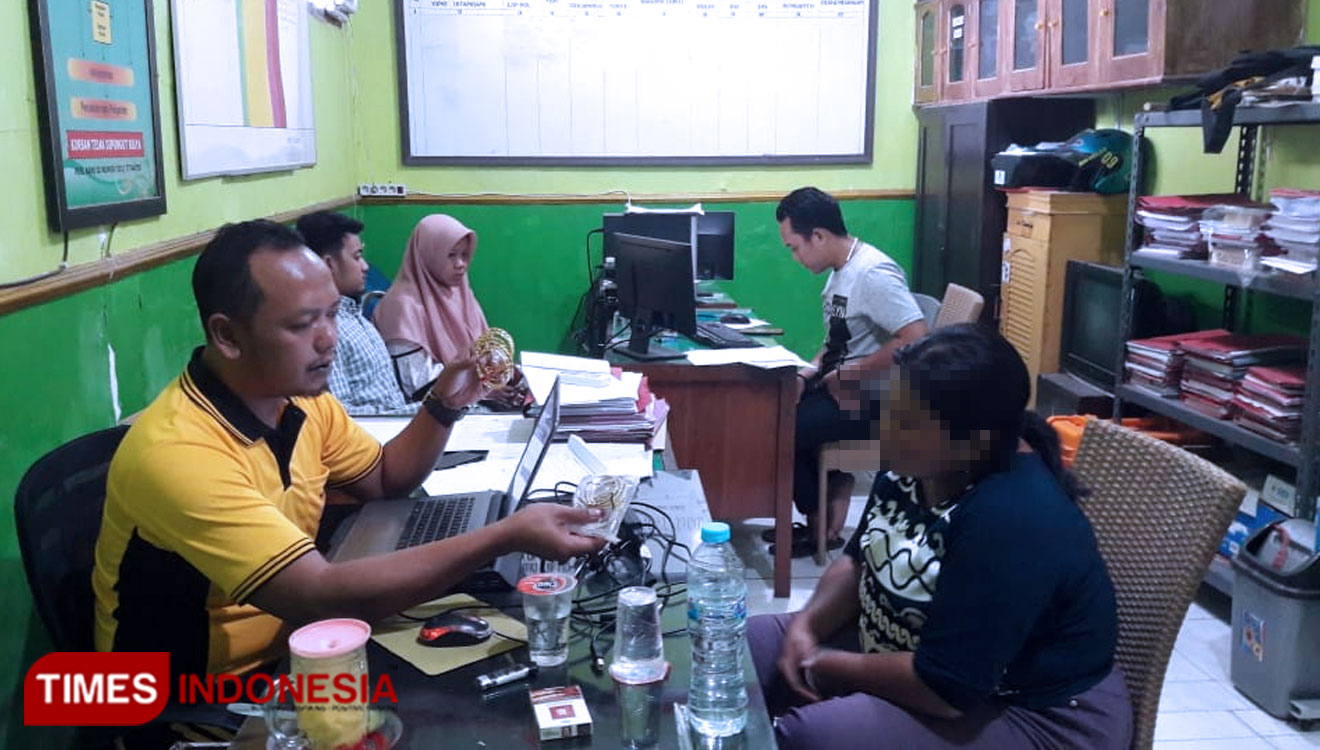 Kanit Reskrim Polsek Tanah Merah Aipda Priyanto memeriksa tersangka kasus pencurian perhiasan senilai Rp 9 juta. (FOTO: Doni Heriyanto/TIMES Indonesia)