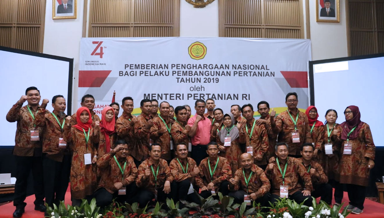 Mentan RI, Andi Amran Sulaiman beri penghargaan kepada pejuang pembangunan pertanian di momen peringatan HUT ke-74 RI, di Jakarta, Sabtu (17/8/2019). (FOTO: Istimewa)