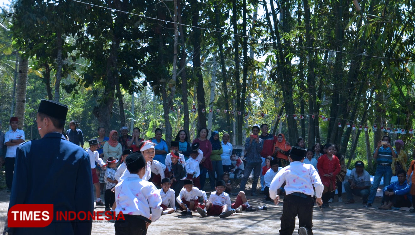 Kolosal kemerdekaan yang ditampilkan anak-anak RW 8 Desa Kembang Kecamatan Bondowoso di HUT ke 74 RI. (FOTO: Moh Bahri/TIMES Indonesia)