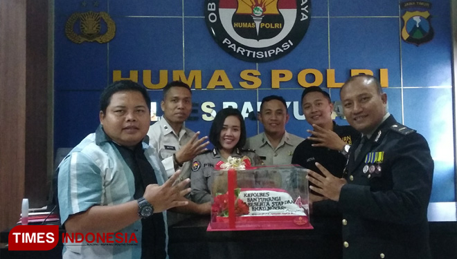 Kue Ulang Tahun ke-4 TIMES Indonesia dari Kapolres Banyuwangi, AKBP Taufik Herdiansyah Zeinardi. (FOTO: Agung Sedana/ TIMES Indonesia)