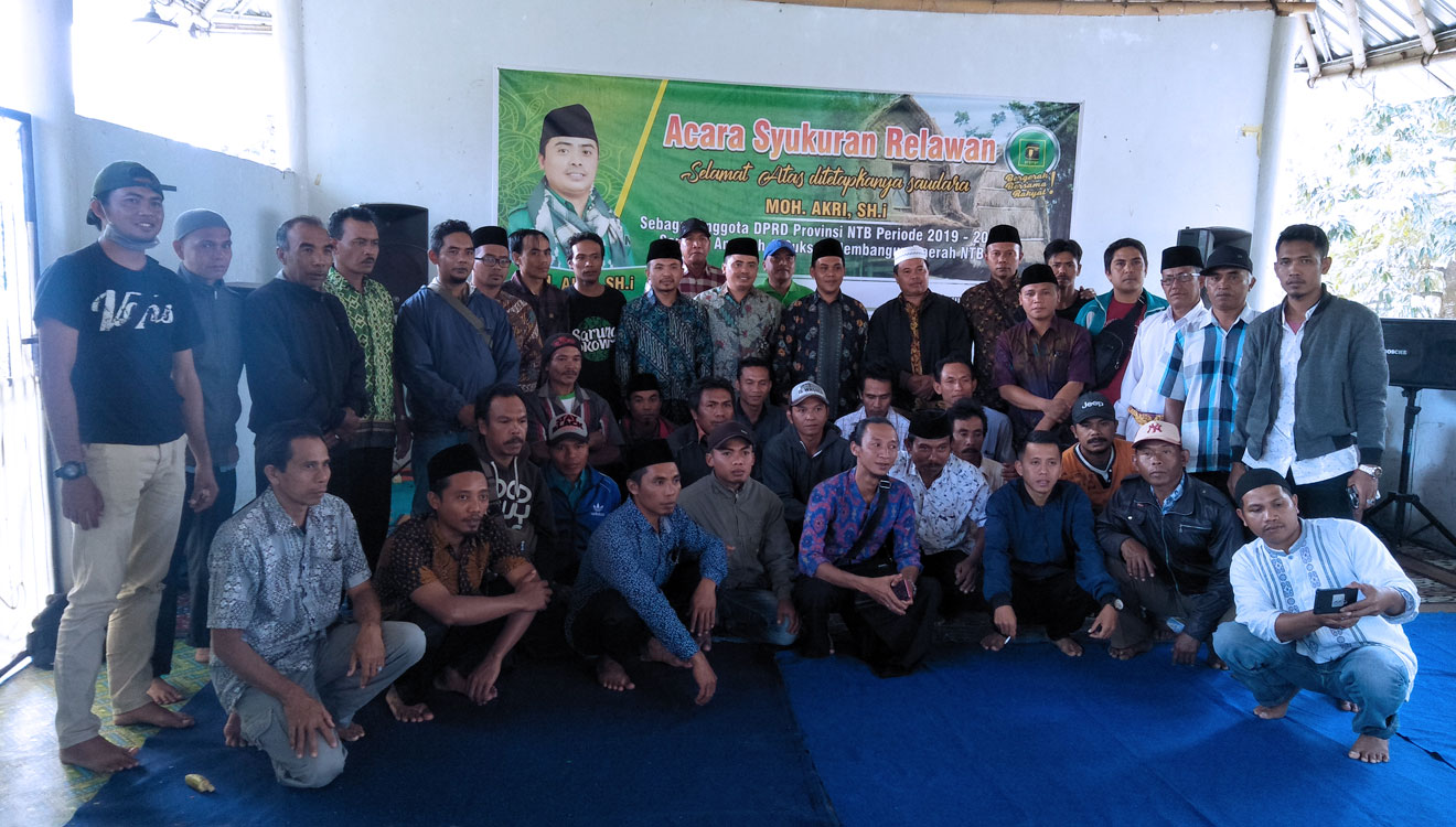 Moh. Akri saat berkumpul bersama para relawan dan tim se Kabupate  Lombok Tengah.
