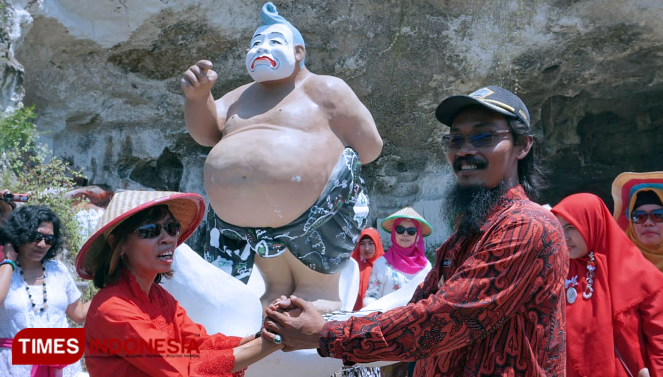 Kades Sekapuk Abdul Halim saat meresmikan patung semar sebagai ikon baru Wisata Setigi (Foto: Akmal/TIMES Indonesia)