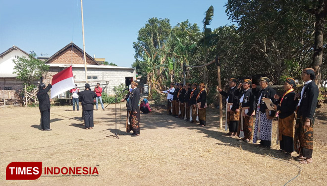 Pengibaran Sangsaka Merah Putih Oleh Pakasa Gebang Tinatar Ponorogo. (FOTO: Evita Mukharomah/TIMES Indonesia)