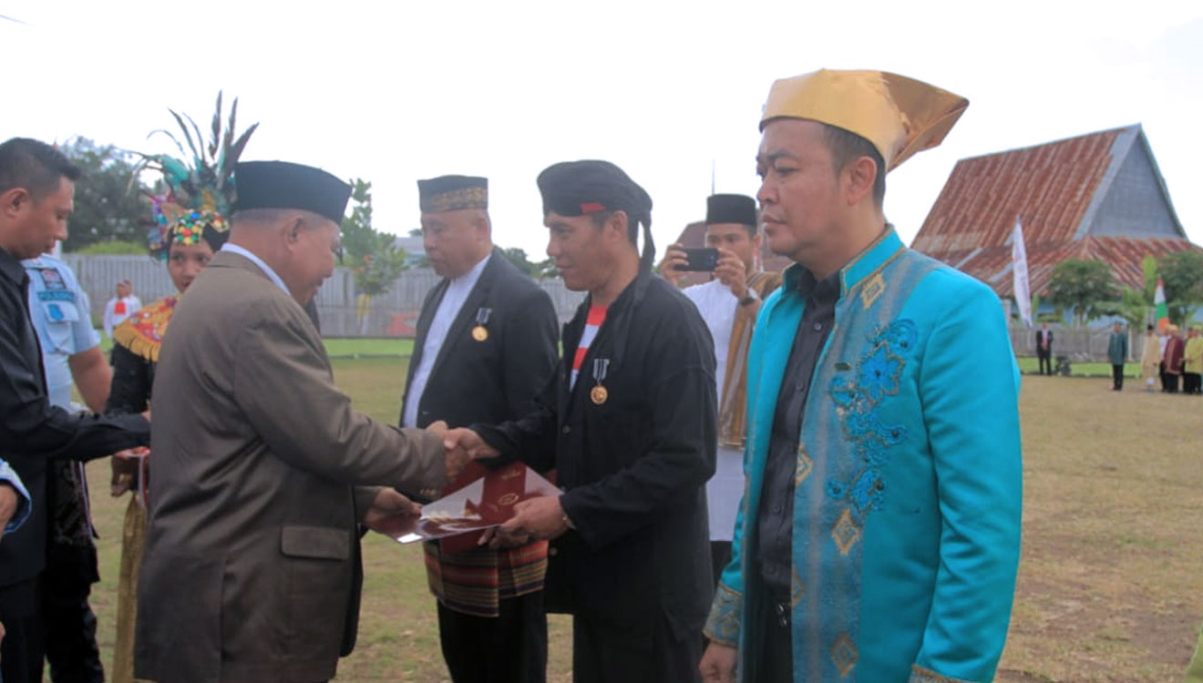 Penyematan Satyalancana Karya Satya oleh Wakil Gubernur M Al Yasin Ali. (foto: Istimewa)