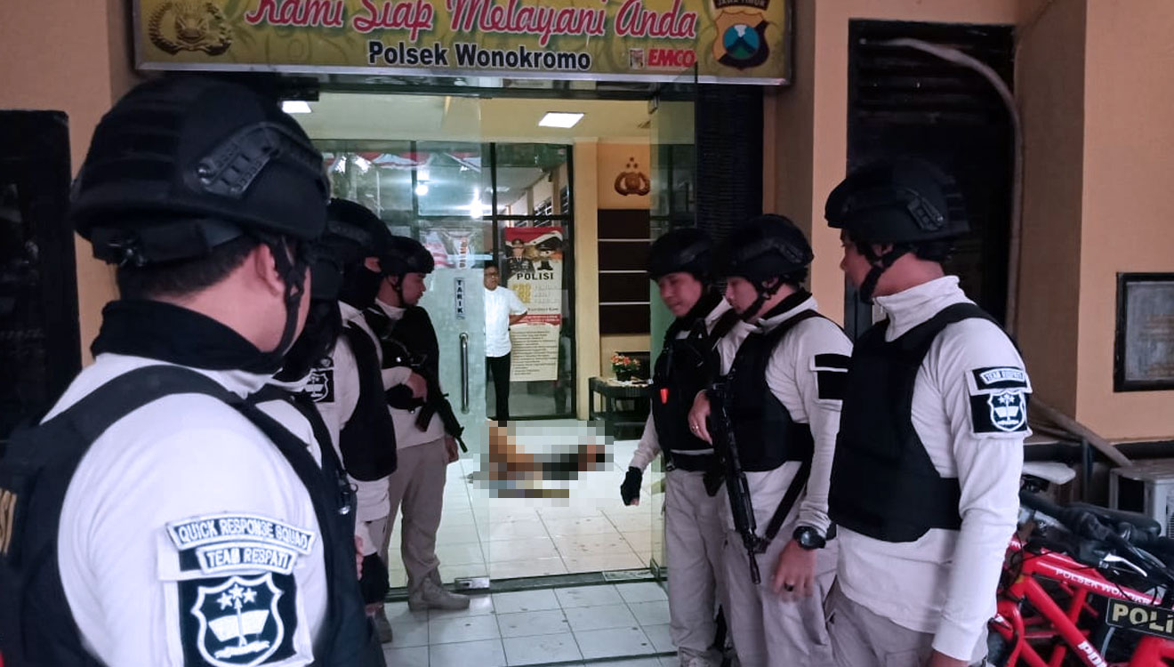Kondisi polsek Wonokromo Surabaya usai penyerangan seorang pria tak dikenal, Sabtu (17/8/2019) (FOTO: Istimewa)