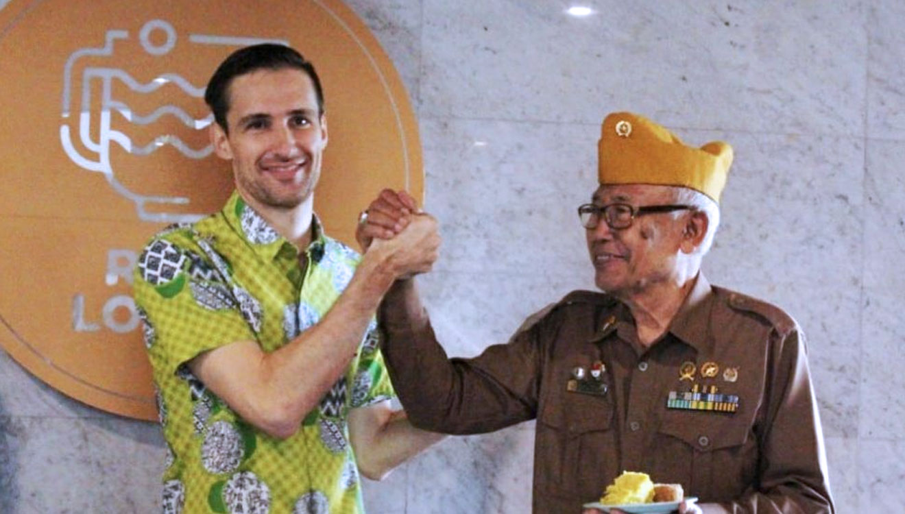 General Manager HARRIS Hotel & Conventions Malang Romain Huet and a veteran in celebrating the Indonesia's Independence Day.