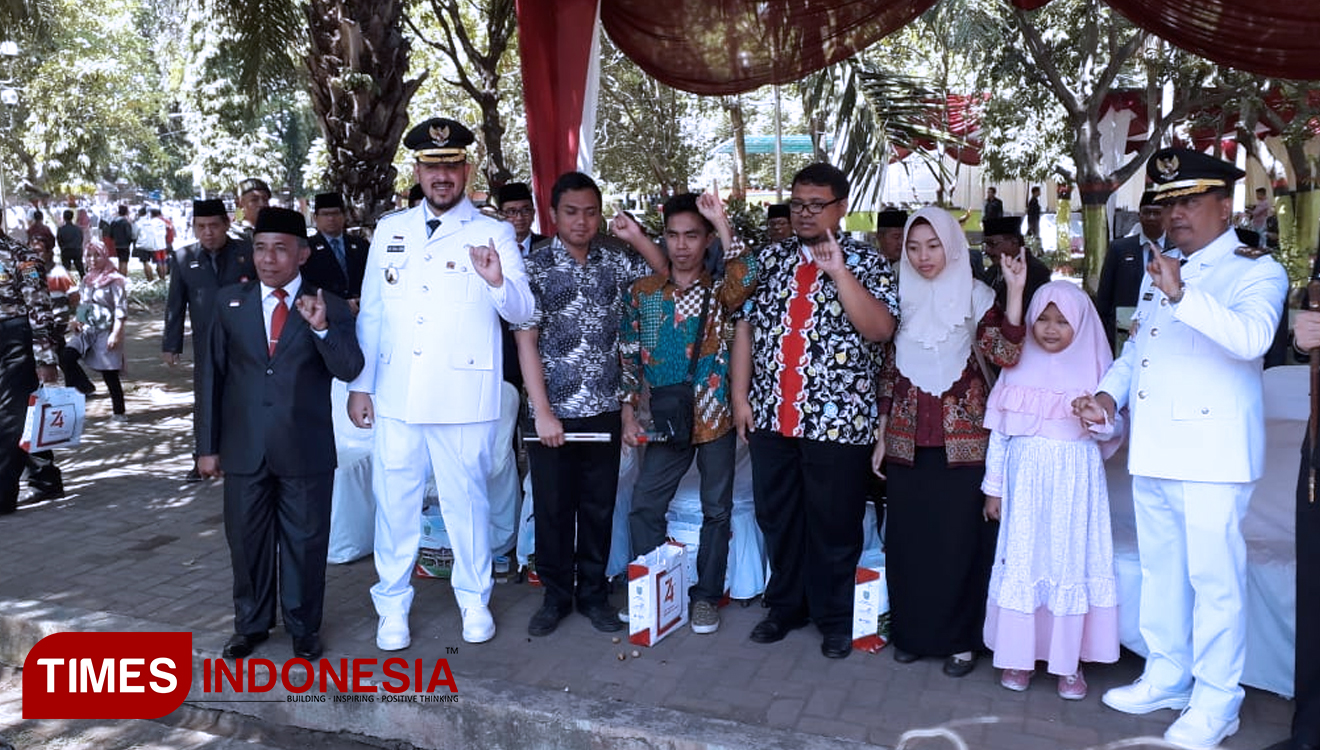 Wali Kota Probolinggo, Habib Hadi Zainal Abidin (putih, tengah) bersama Komunitas Difeble Motorcycle Indonesia usai upacara (foto: Iqbal/TIMES Indonesia)