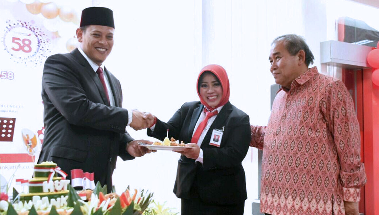 Walikota Kediri memberikan tumpeng kepada pimpinan bank Jatim cabang kediri. (foto: Istimewa)