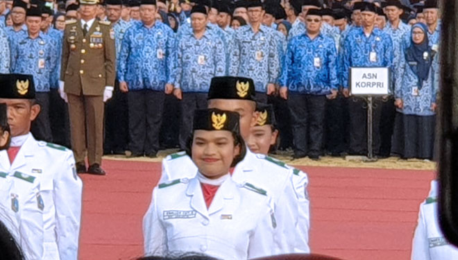 Zahra terpilih dari sekian ratus siswa SMA di DKI Jakarta menjadi anggota Paskibra dan tampil di hadapan Gubernur Anies Baswedan (Foto: Istimewa)