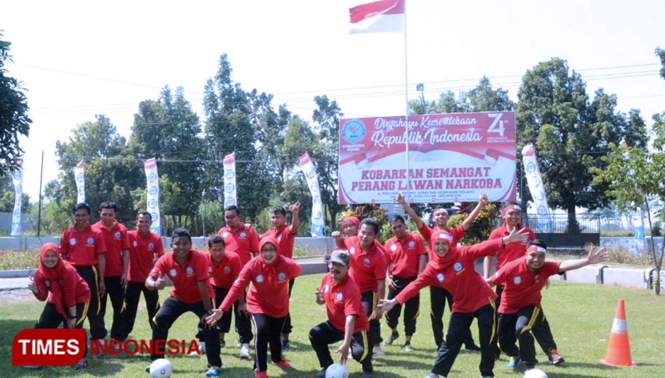 Dengan penuh semangat kemerdekaan Kepala BNN Kab Kediri AKBP L.Dewi I,Amk,SH,MM, pimpin anggota melaksanakan lomba 