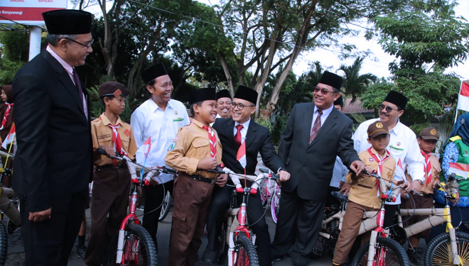 Peringatan HUT ke 74 RI, Pemkab Banyuwangi hadiahkan sepeda untuk anak kurang mampu di Banyuwangi. (FOTO: Istimewa)