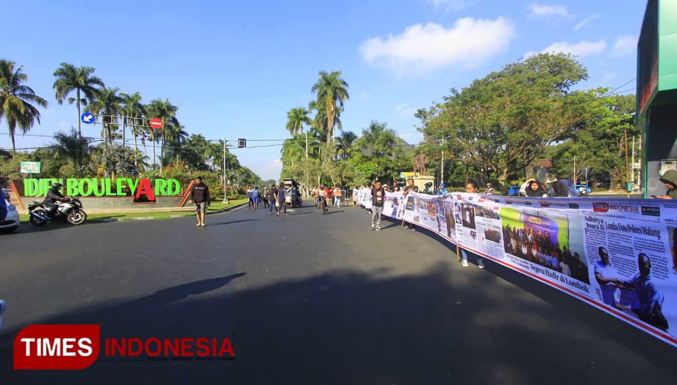 Pawai e-Koran terpanjang sedunia TIMES Indonesia di Jalan Besar Ijen, Kota Malang. (Foto: Tria Adha/TIMES Indonesia)