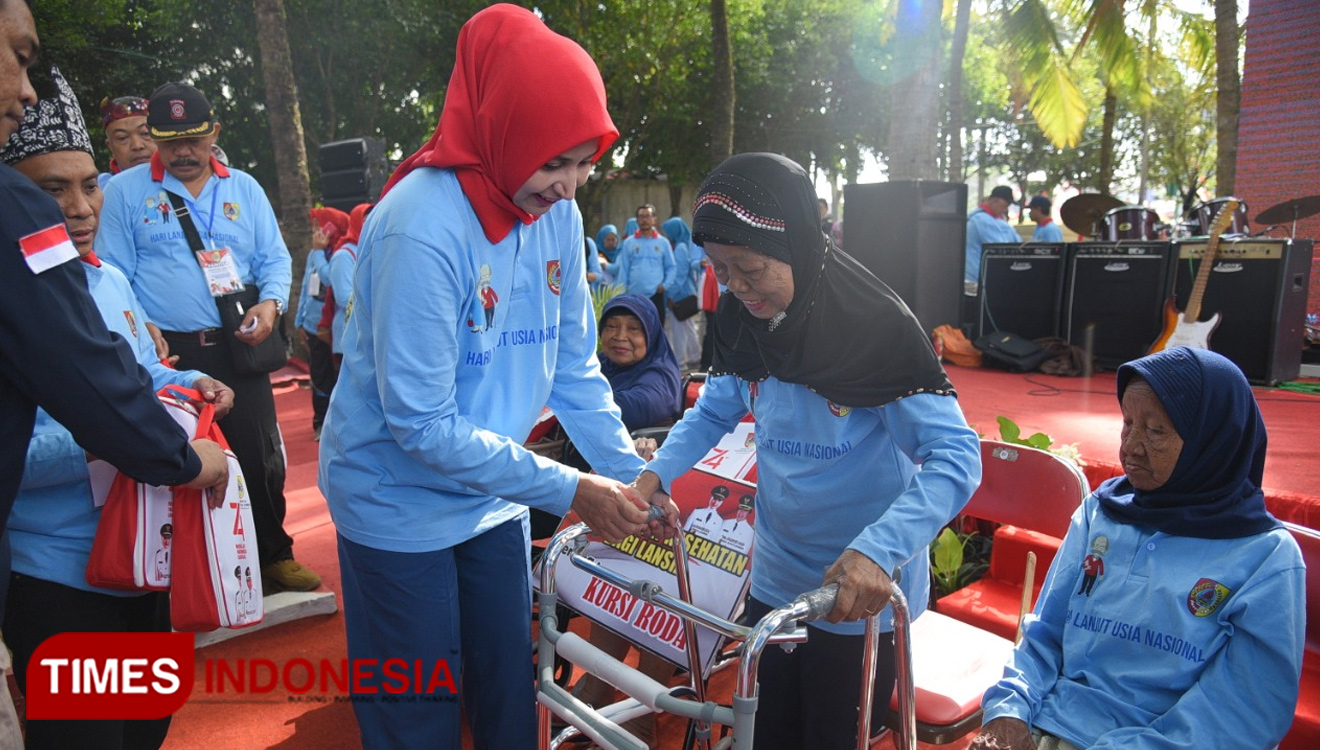Bupati Jember dr Faida memberikan bantuan alat bantu jalan kepada lansia dalam Festival Lansia, Minggu (18/8/2019). (foto: Dody Bayu Prasetyo/TIMES Indonesia)