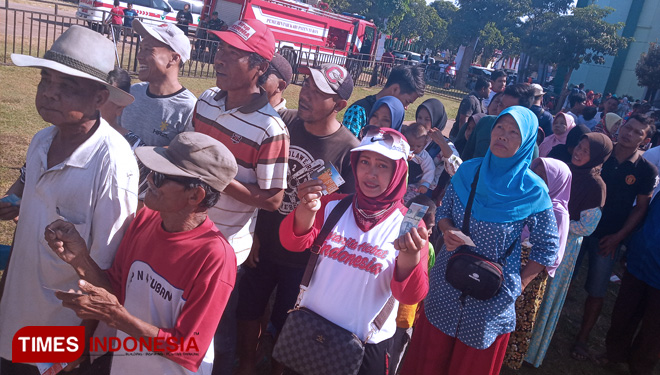 Masyarakat sabar mengikuti antrian pasar murah dalam acara Festival Merdeka Pertamina di Lapangan GOR Rangga Jaya Anoraga Tuban Bumi Wali, Minggu (18/08/2019). (FOTO: Safuwan/TIMES Indonesia)
