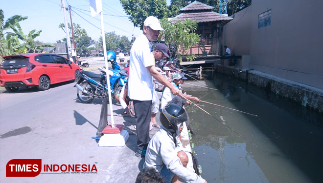 Sekda Bantul, Drs Helmi Jamharis ikut memancing bersama warga yang lain. (FOTO: istimewa/TIMES Indonesia)