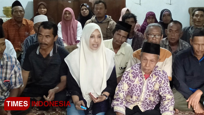 Perwakilan P3TK Lutfiyah Ahmad Bazed (berkerudung) dalam konferensi pers soal perkembangan sengketa lahan Ketajek, Minggu (18/8/2019). (foto: Dody Bayu Prasetyo/TIMES Indonesia)