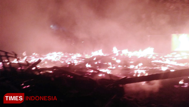 Kobaran api melahap rangkaian bangunan warga di Dusun Krajan RT/RW 5/2 Desa Sukorejo Kecamatan Parengan Kabupaten Tuban, Jawa Timur, Sabtu Malam (17/08/2019). (FOTO: Ahmad Istihar/TIMES Indonesia)