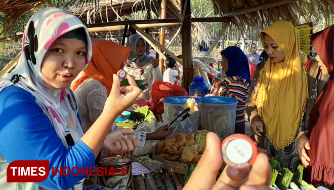 Pedagang menunjukkan koin khusus sebagai alat tukar di Peken Lawas Candimulyo. (Foto: Yupi Apridayani/TIMESIndonesia). 