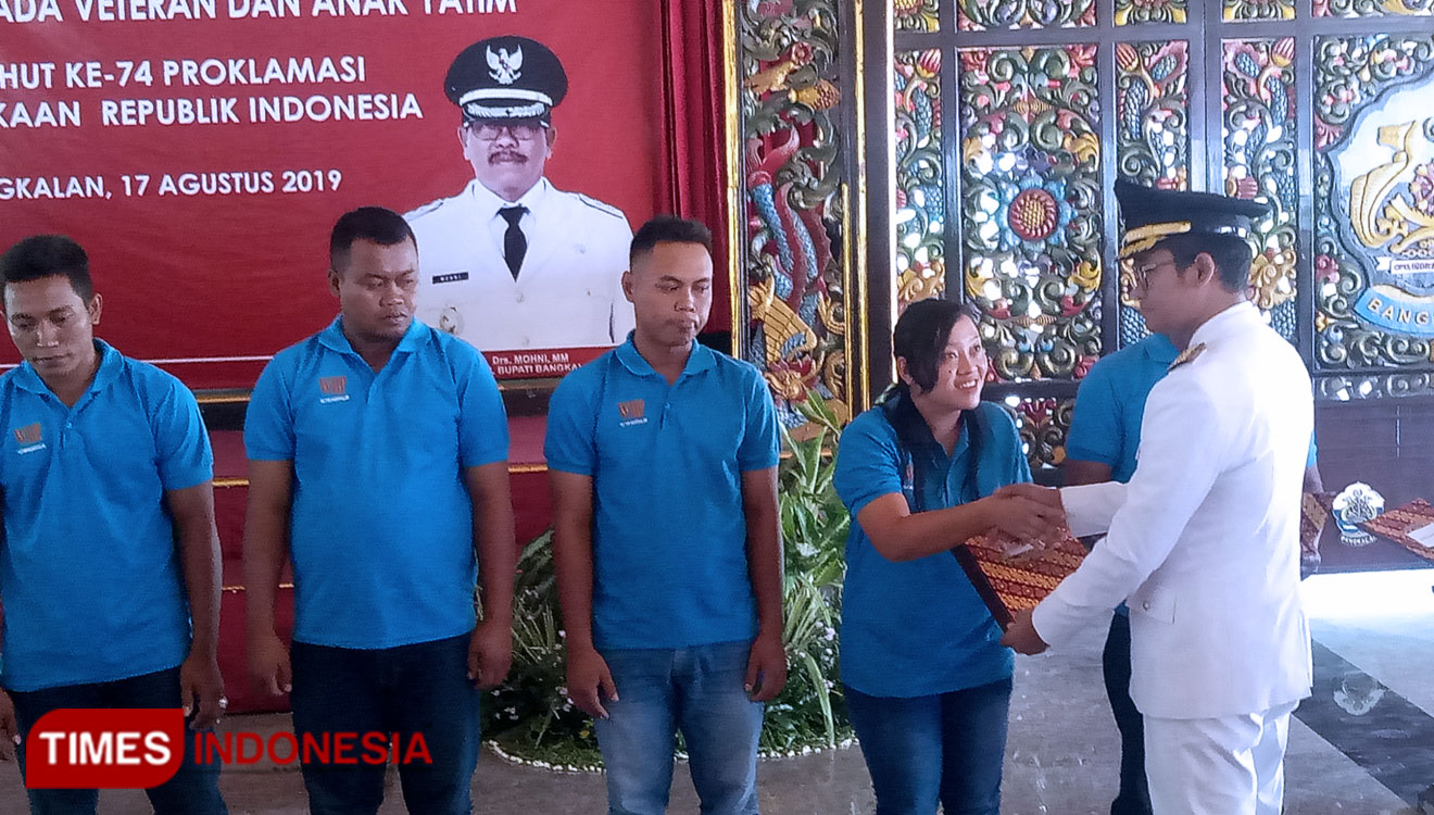 Bupati Bangkalan R Abdul Latif Amin Imron memberikan remisi secara simbolis kepada narapidana Rutan Kelas IIB Bangkalan. (FOTO: Doni Heriyanto/TIMES Indonesia)