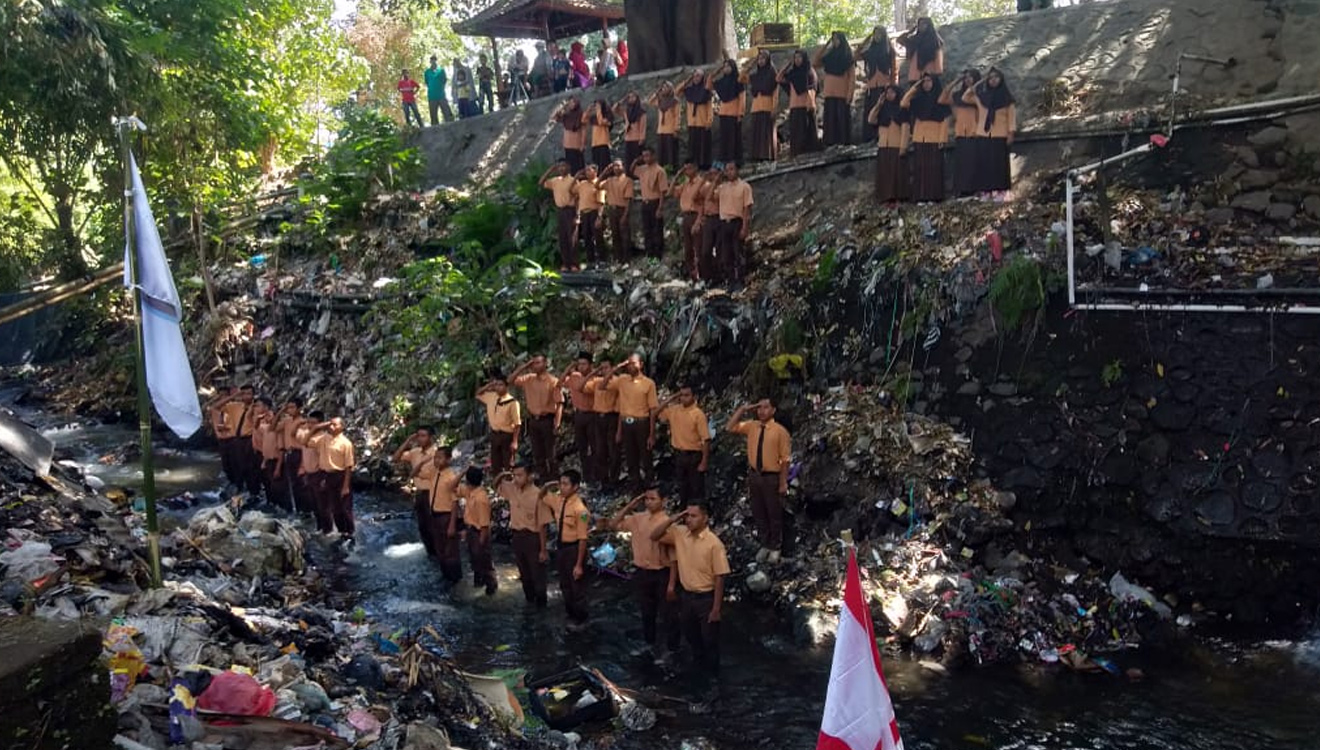 Puluhan siswa siswi SMK di Lombok Timur saat merayakan hari kemerdekaan diantara tumpukan sampah (Foto: Istimewa) 
