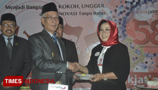 Bupati Bondowoso KH Salwa Arifin saat menghadiri tasyakkuran ulang tahun Bank Jatim yang ke 58 di Aula Bank Jatim Bondowoso (FOTO: Moh Bahri/TIMES Indonesia). 