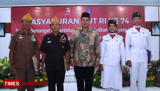 Wali Kota Kediri Abdullah Abu Bakar bersama veteran LVRI dan Paskibra Kota Kediri. (FOTO: Canda Adisurya/TIMES Indonesia)
