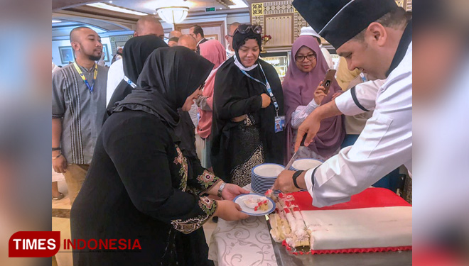Bupati Sragen Kusdinar Untung Yuni Sukowati mendapat kejutan di Mekah. (FOTO: Humas Pemkab Sragen for TIMES Indonesia)