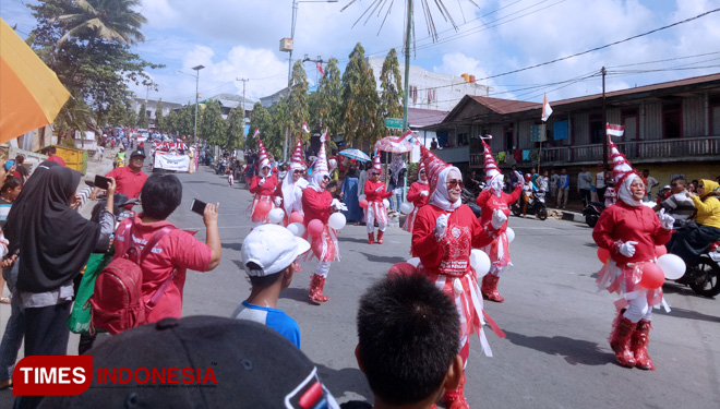 Salah satu keunikan peserta Pawai menambah keseruan gerak jalan dan pawai dal rangka HUT ke 74 RI di kelurahan Loktuan, Bontang, Sabtu (18/8/2019). (FOTO: Kusnadi/TIMES Indonesia) 