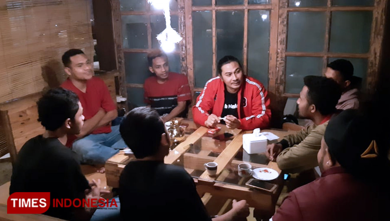Abdul Qodir alias Adeng (jaket merah) saat diskusi bersama mahasiswa Papua dan Flores. (Foto: Naufal Ardiansyah/TIMES Indonesia)