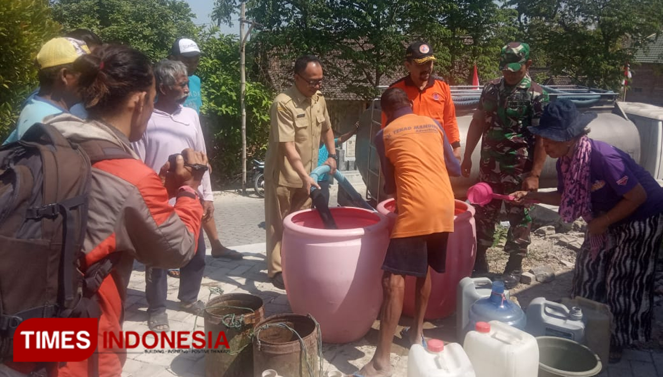 Tim BPBD Provinsi Jatim beri bantuan air bersih kepada warga di Desa Kerek Kecamatan Ngawi. (Foto: Ardian Febri Tri H/TIMESIndonesia)