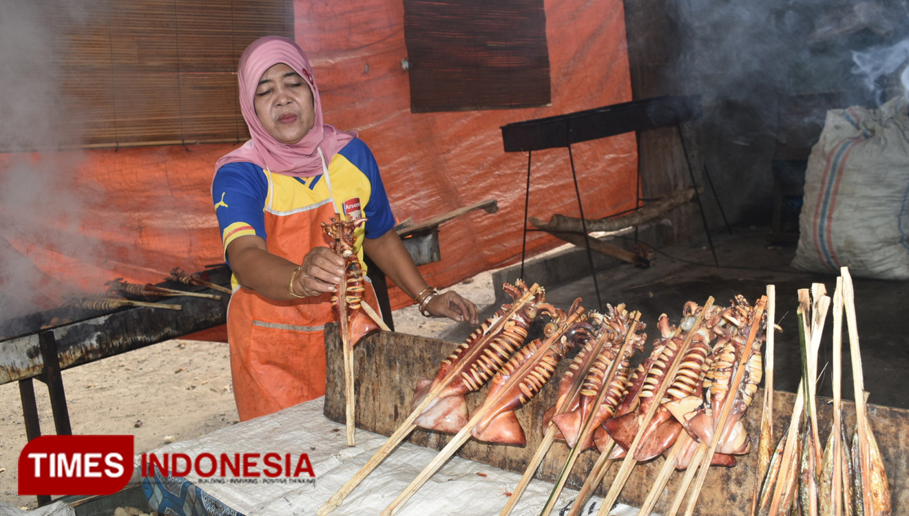 Pedagang sedang membakar cumi cumi di pantai Tambakrejo kecamatan Wonotirto kabupaten Blitar, di pantai itu terdapat banyak pedagang hasil laut dari nelayan setempat.(Foto: Sholeh/TIMES Indonesia)