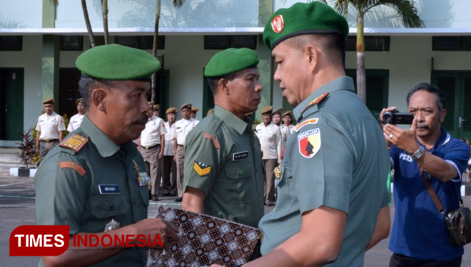 Danrem 083 memberikan Apresiasi kepada Danramil 0818/26 Singosari. (FOTO: AJP TIMES Indonesia)