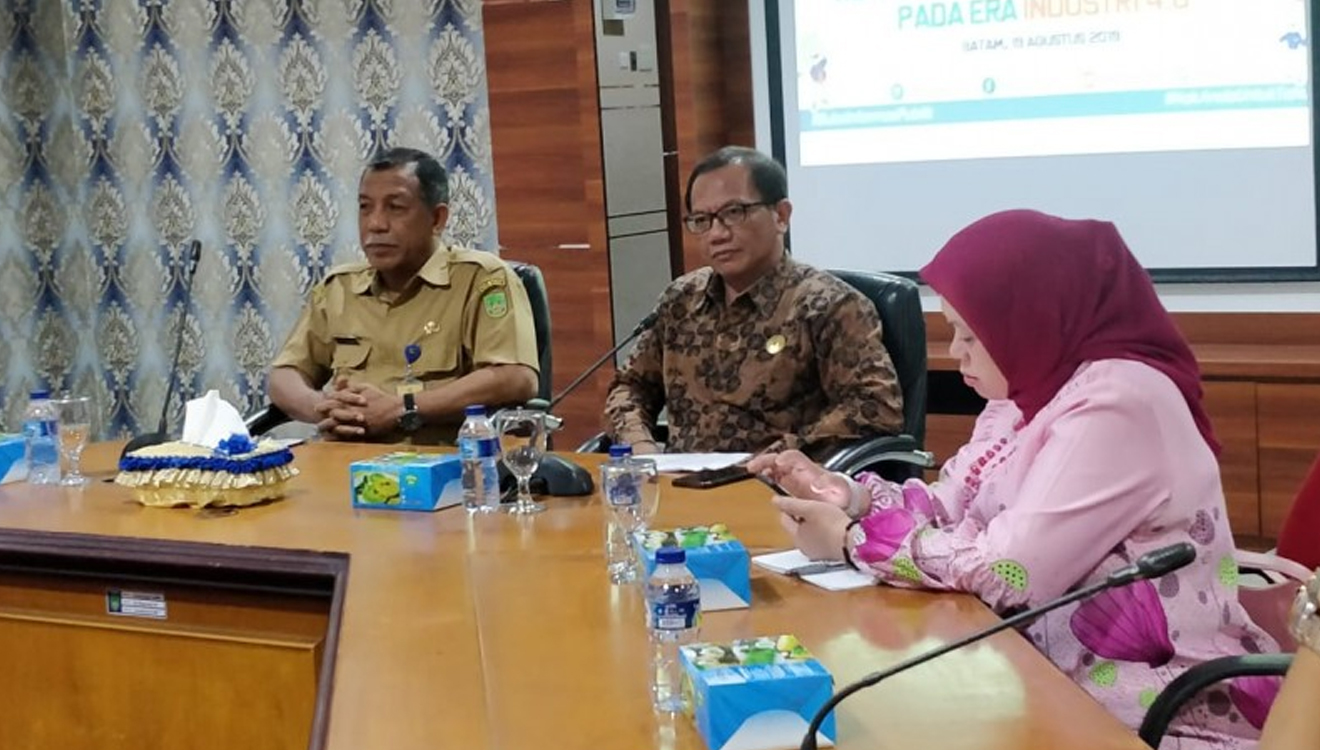Asisten Administrasi Umum Setdako Batam, Zarefriadi (Kiri) saat pembukaan diskusi tentang keterbukaan informasi publik di Pemko Batam. (Foto: Istimewa)