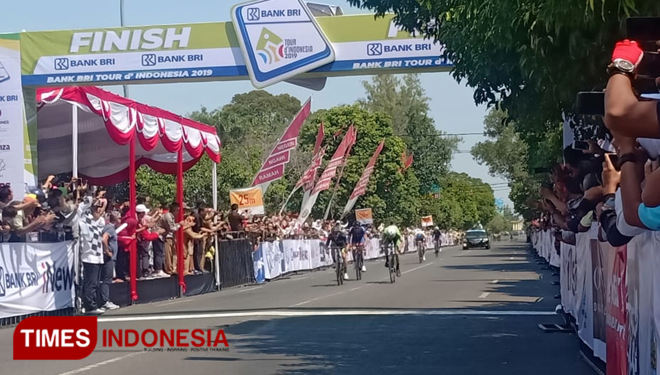 Adu kecepatan 5 pembalap meraih finish pertama di Ngawi dalam Tour de Indonesia Etape 1. (Foto: Ardian Febri Tri H/TIMESIndonesia) 