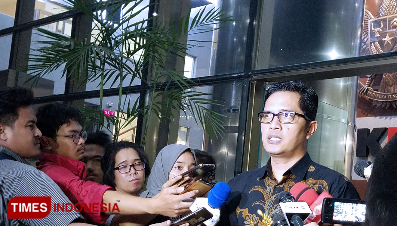 Kabiro Humas KPK RI, Febri Diansyah saat memberikan keterangan Update Hasil Pemeriksaan kepada Wartawan. (Foto:Edi Junaidi ds/TIMES Indonesia)