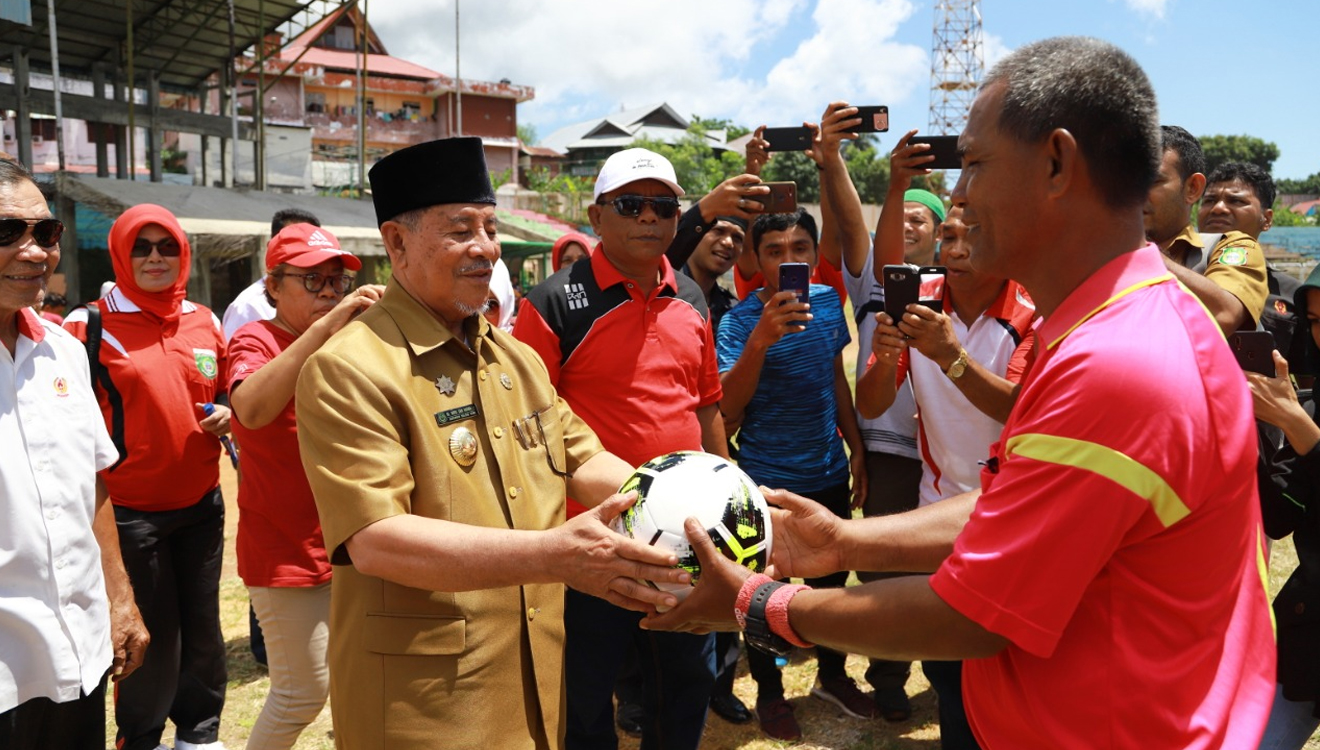 Gubernur serahkan bola ke wasit sebagai tanda Kejurda Piala Gubernur dimulai (Foto: Humas Pemprov Malut)