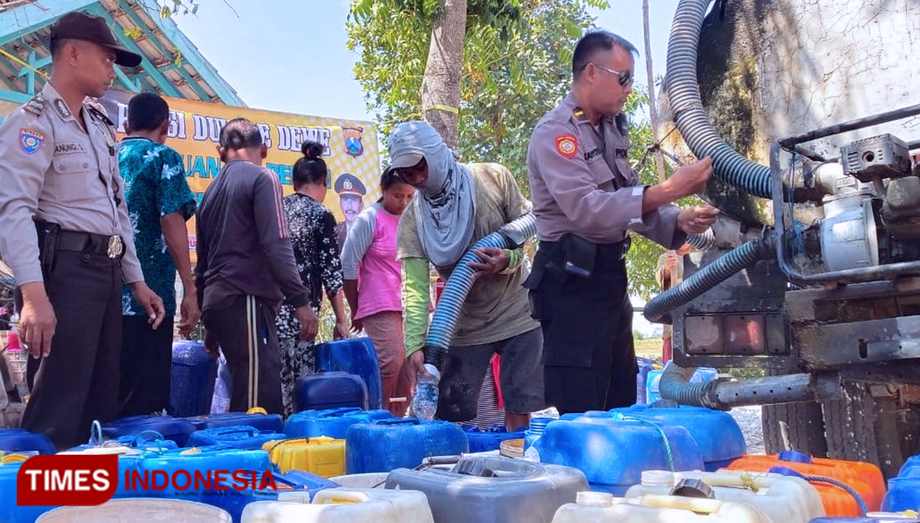 Petugas Polsek Dander memberikan bantuan air bersih kepada warga Dusun Kedungrejo, Desa Ngumpakdalem, Kecamatan Dander, Kabupaten Bojonegoro. (FOTO: Yudi/TIMES Indonesia)